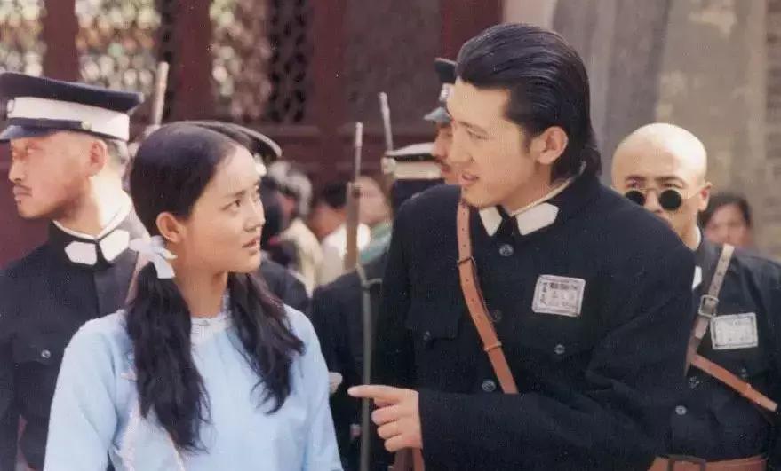 他二舅都是他舅，高桌子低板凳，金疙瘩银疙瘩还嫌不够，天在上地