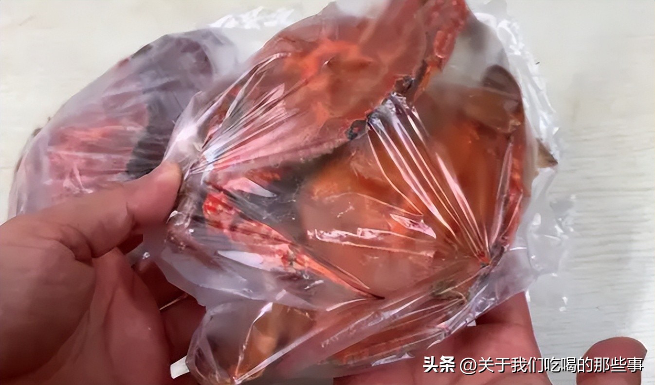 保存螃蟹放水盆里,煮熟的螃蟹放冰箱保鲜可以放几天