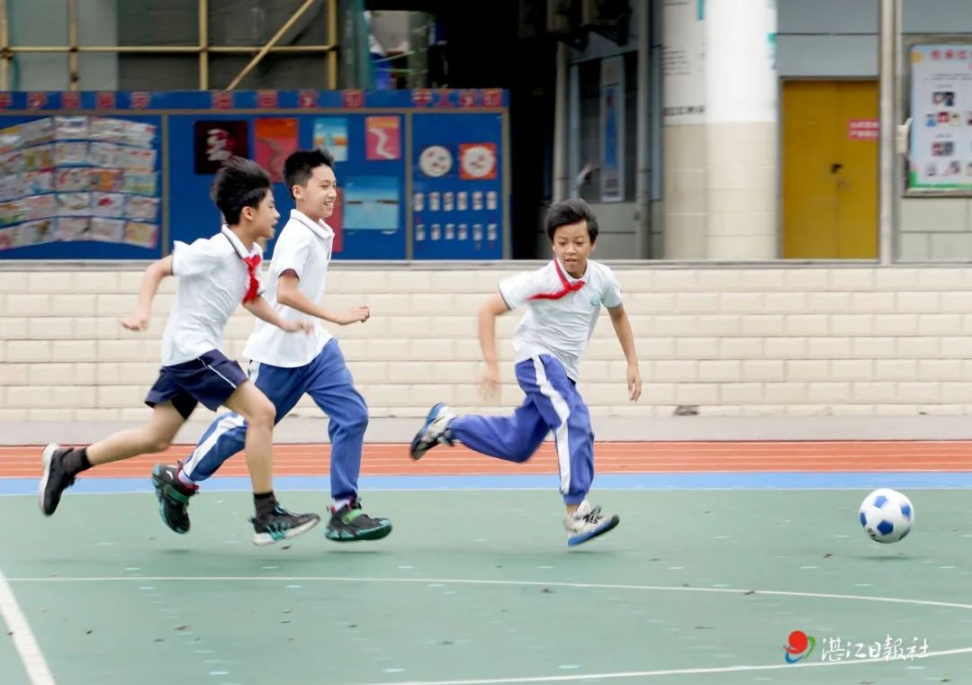 楂樻俯闆烽洦鍙嶅妯烦,闆烽洦澶╀竴鐩村湪骞夸笢涓婄┖鐩樻棆