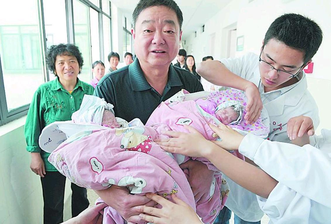 60岁失足老人生下双胞胎现状,60岁冒死生下双胞胎的老太太