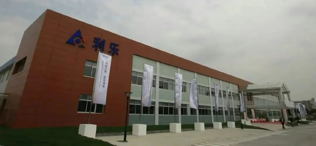 负债400万，起死回生！这家64岁民族企业，如何成为“乳业茅台”