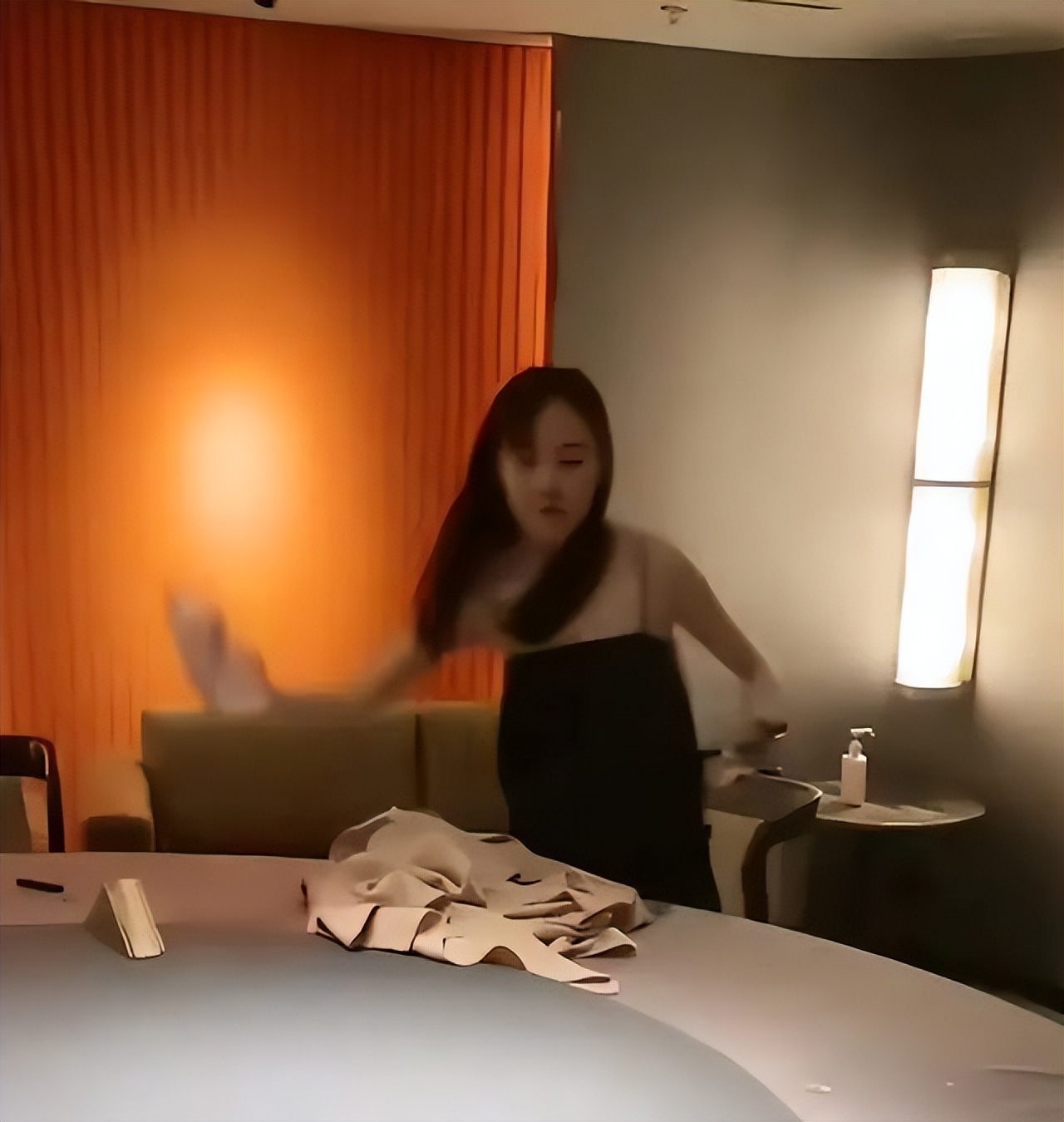 大V日娃为什么宁肯挨醉酒女的打，也要开直播