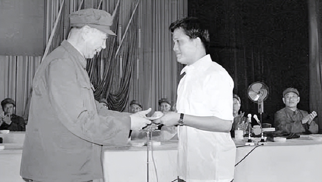 黄植诚：驾百万战机回大陆，获65万奖金，并娶美女空姐为妻