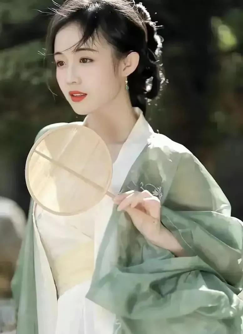 池塘花艳思倩影，缘香婉约忆梦情（原创/古风）