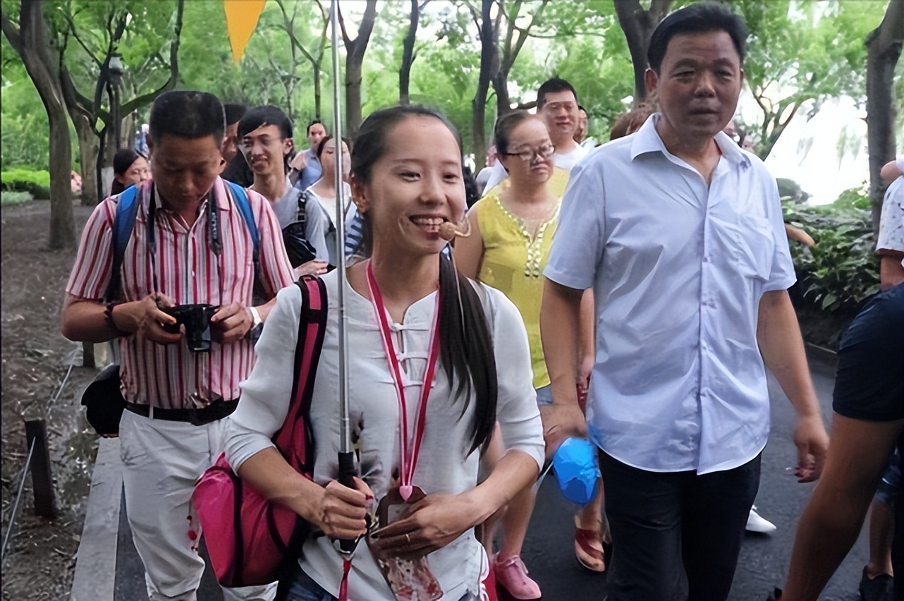 跟团两三天要带行李箱还是背包,跟团游玩背包要一直带着吗