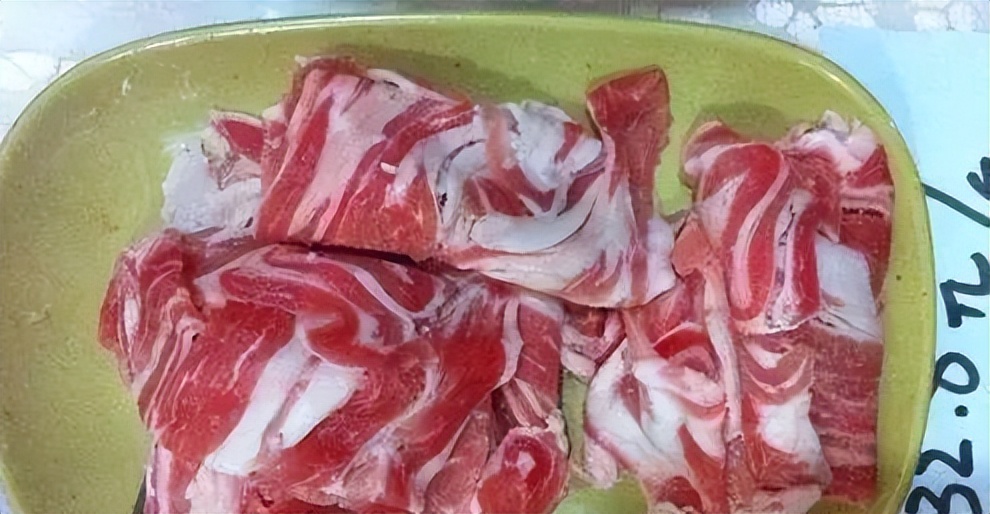 冬天到火锅店就餐注意假羊肉