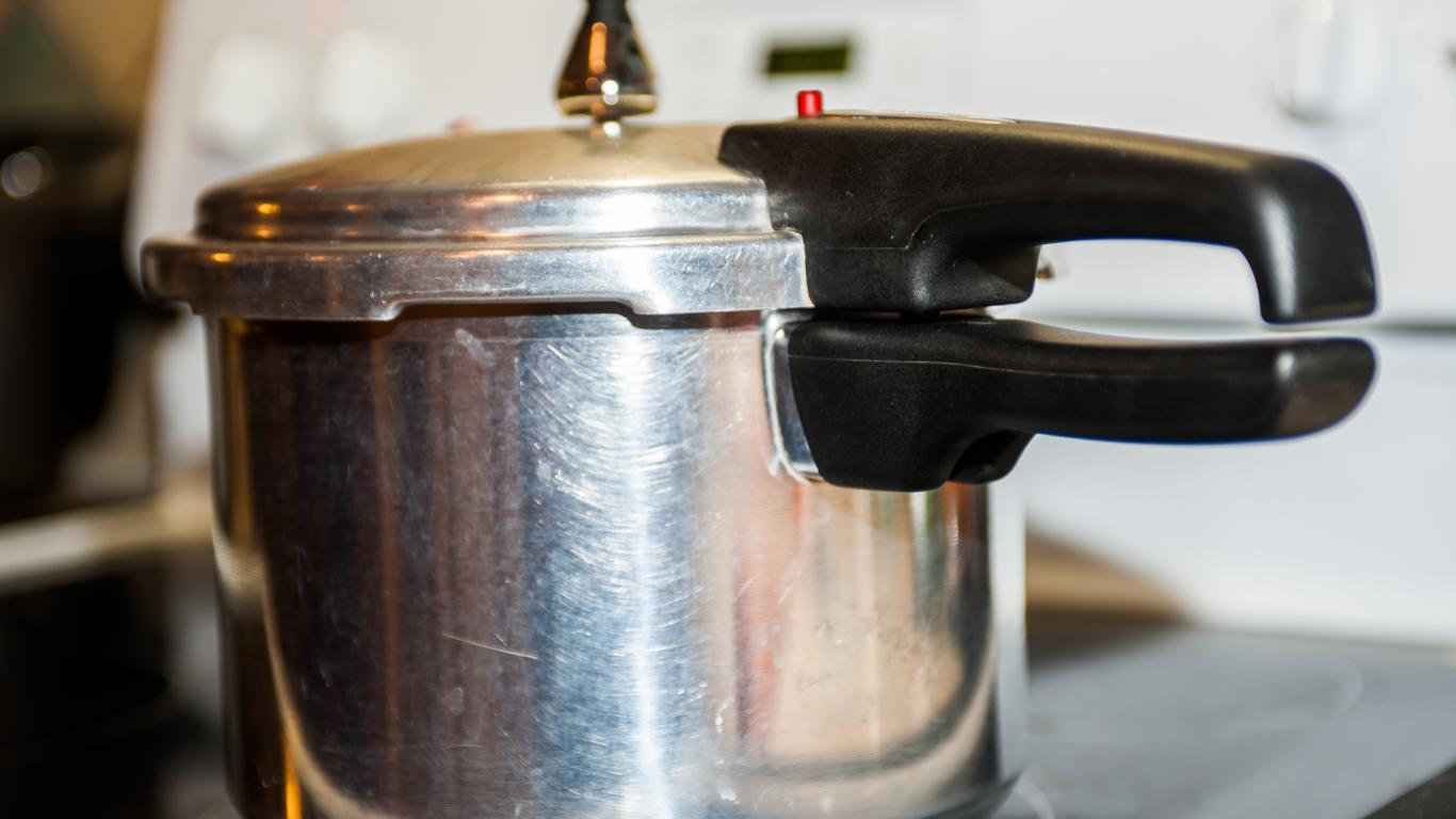 高压锅与电压力锅哪个更实用,高压锅和电高压锅哪个安全