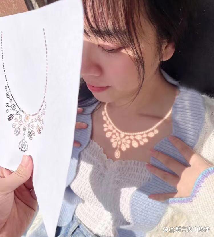 男生为女朋友制作项链,男子给女友做了条项链