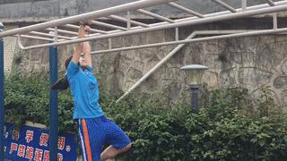 中考足球运球踢准的训练方法,中考体育足球绕杆技巧教学