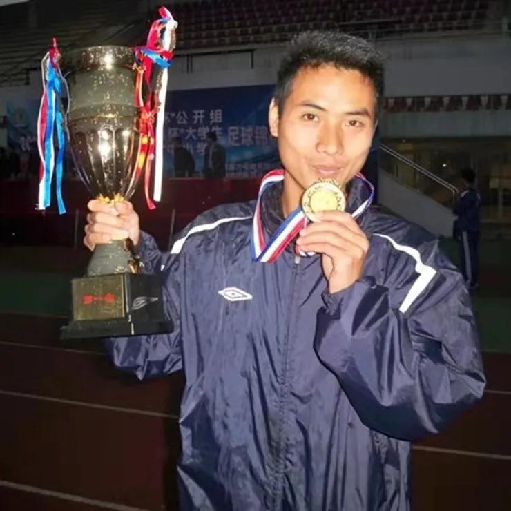 自创足球项目！影响更多孩子爱上足球！看看这位体育老师有多牛？