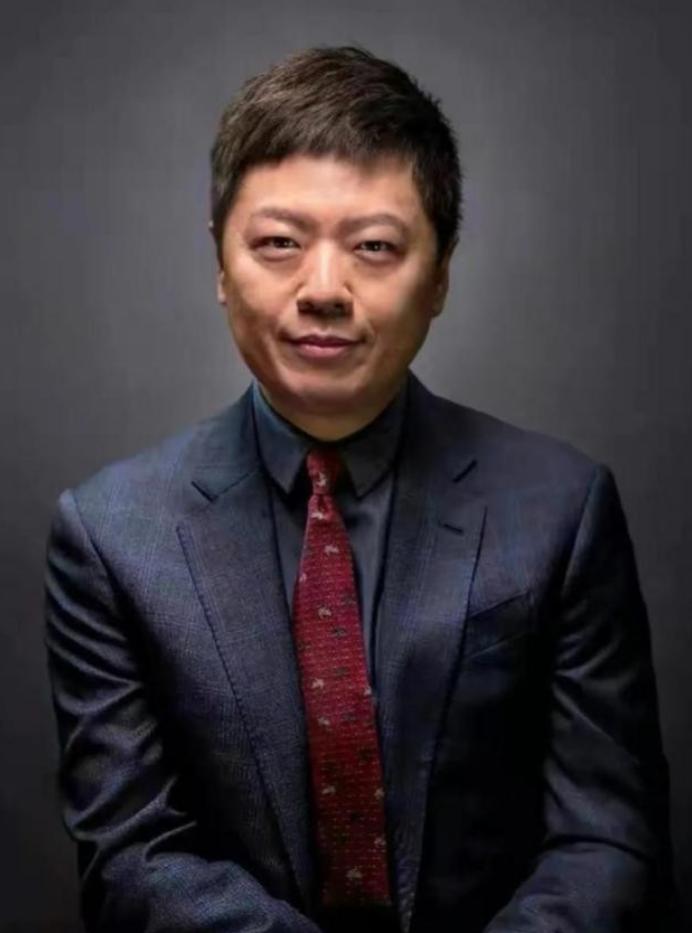 “资本大鳄”王冉：51岁娶小17岁童瑶，凭一己之力“捧红”娇妻