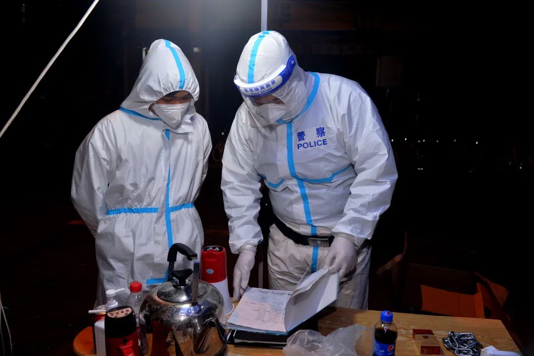 【抗疫一线】上海虹口：从“临时上任”到“居民公认”90后民警如何做好疫情下的小巷总理