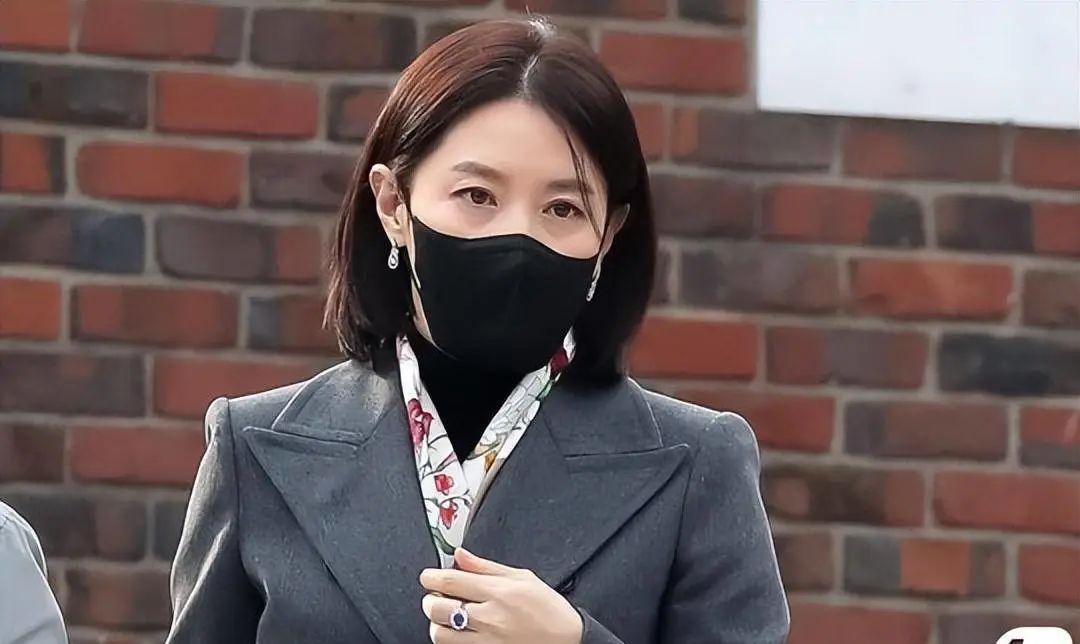 花141亿离婚后,52岁的她回春了