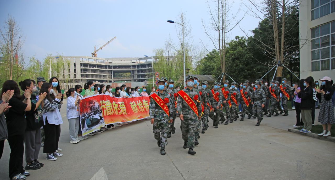 送校友，踏征程广元利州千名大学生欢送新兵入伍