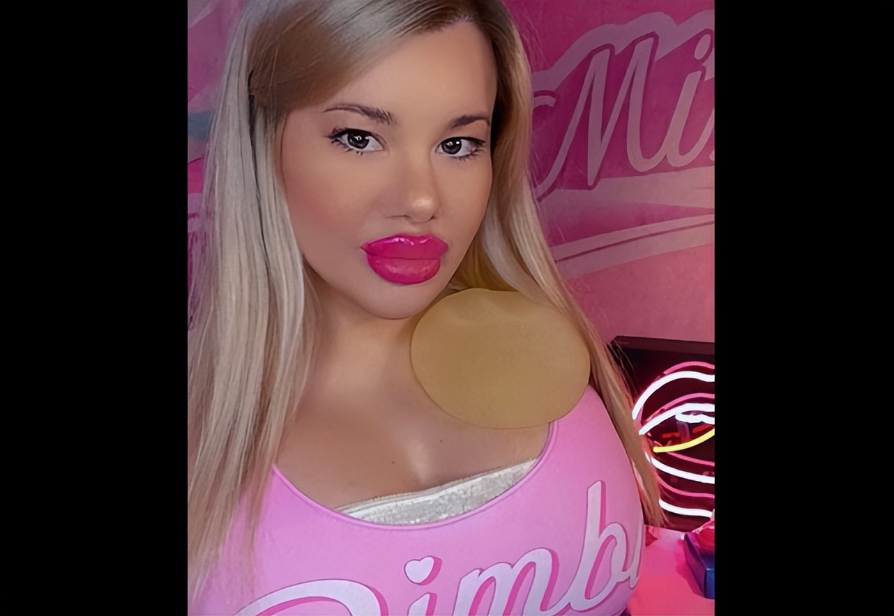 英国女人整容变成卡通人物,英国模特花34万整容