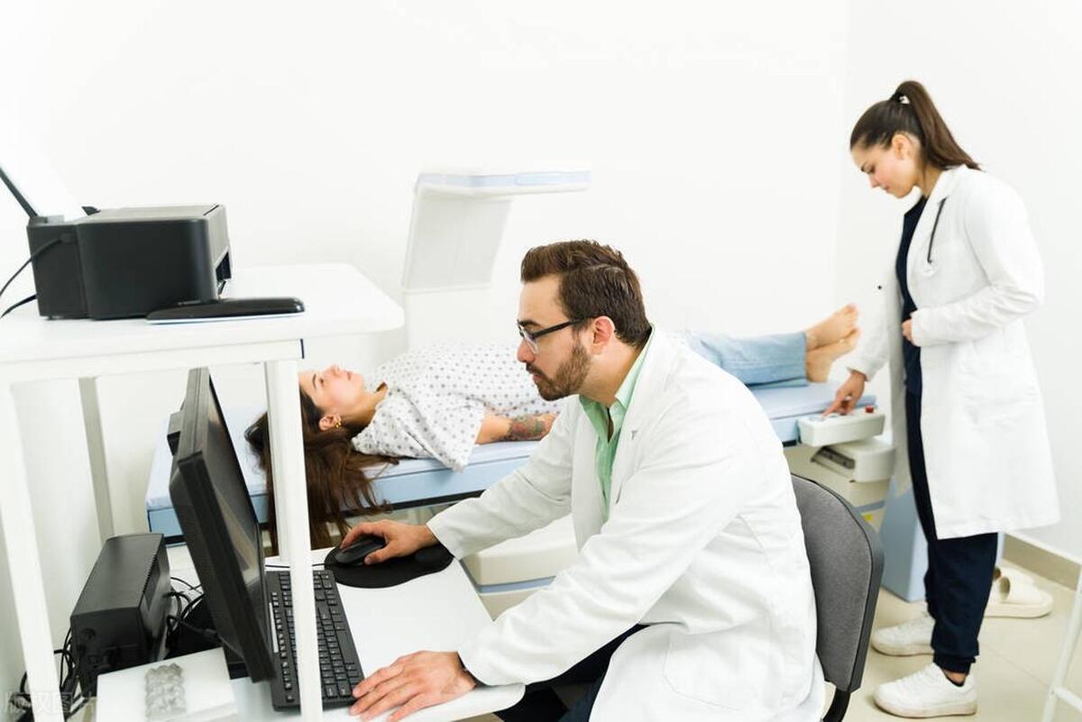 裤子脱了张开腿!盘点那些医院里的女性检查,一个比一个让人尴尬