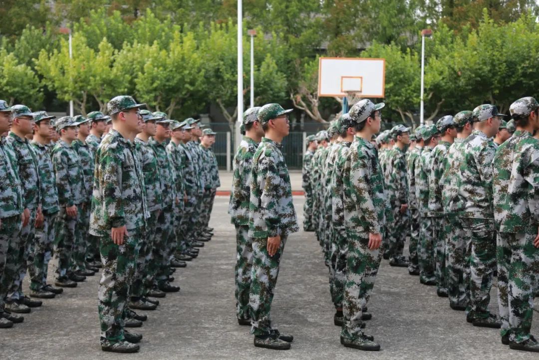 军训英姿飒爽的背后是汗水换来的,军训用汗水向青春致敬