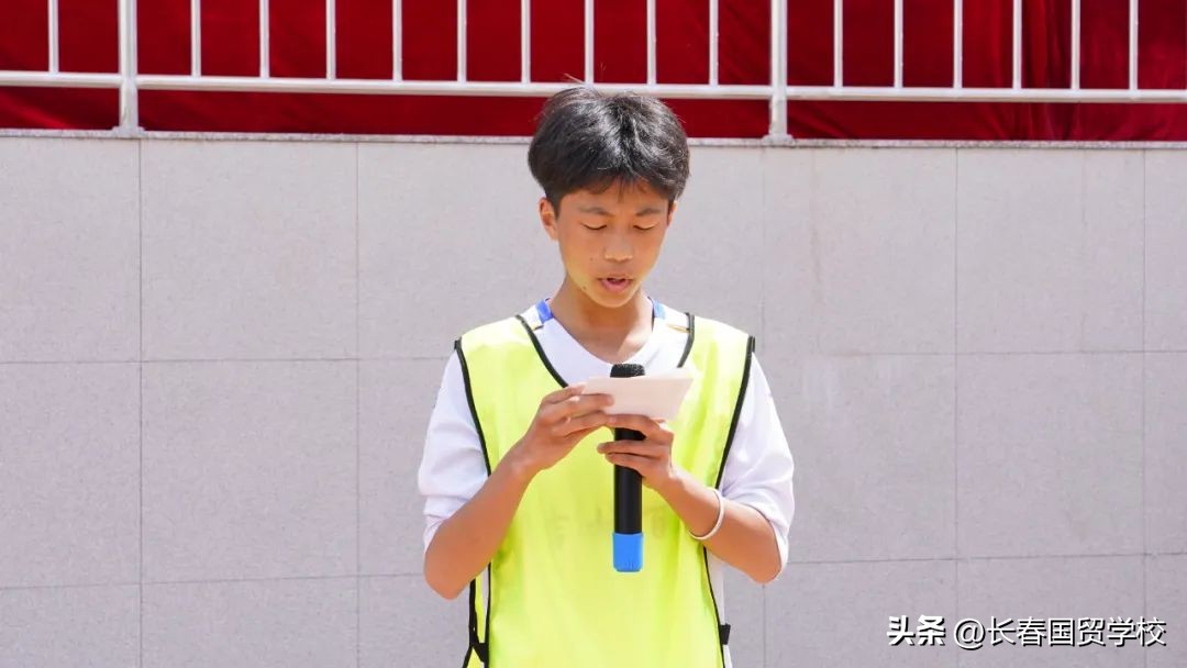 绿茵逐梦想拼搏向未来我校第一届“黄金杯”超级足球联赛圆满结束