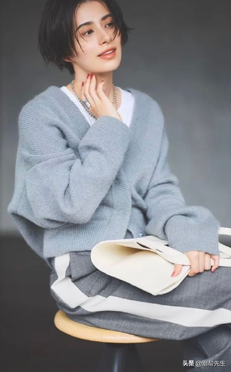 中年女士冬季穿什么颜色好看,别再穿黑白灰了这样穿超级减龄