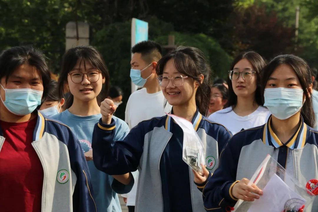 刚刚，青岛5万多勇士霸气走进战场！少年，此去何求？夺盛名、拔头筹、争魁首、独占鳌头！