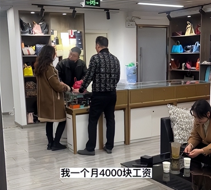 妻子花5.8W买包，月薪4千老公怒而带其退货，妻子：不买就离婚