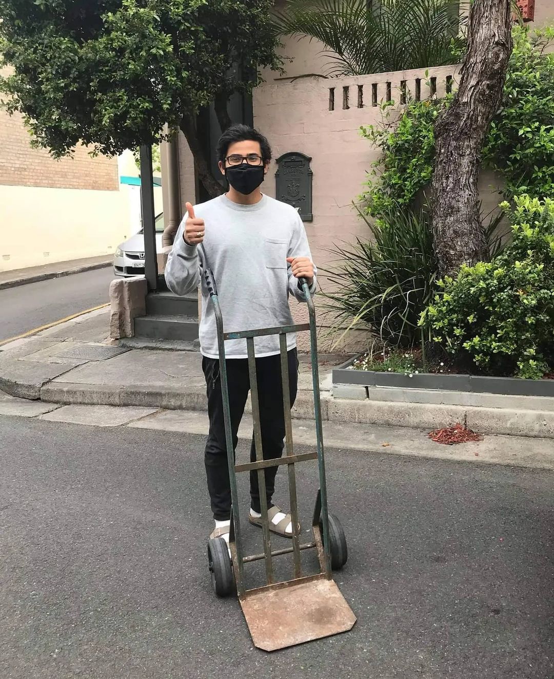 小哥为省钱在悉尼捡垃圾，年赚2万澳币，名包手机电脑随地捡？