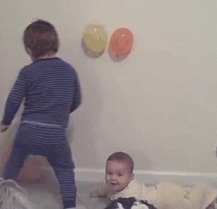 风扇上的灰尘为什么不会被甩掉 (为什么风扇上方落的灰尘比较多)