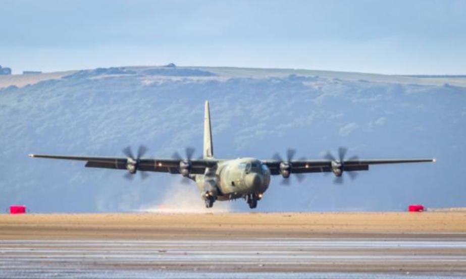 c130降落航母,c130运输机能在两栖登陆舰起降吗