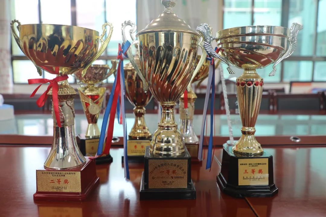 喜讯我校入足球特色示范校,恭喜幼儿园足球比赛得奖