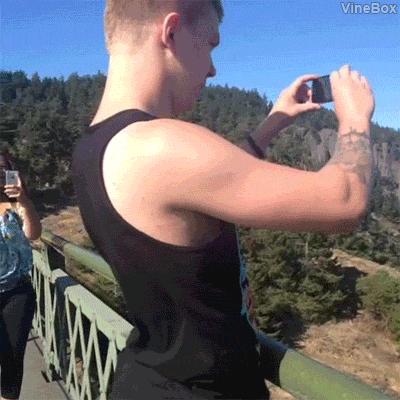 女孩子看起来外表美丽，其实裤袜已经掉到大腿根了！哈哈哈