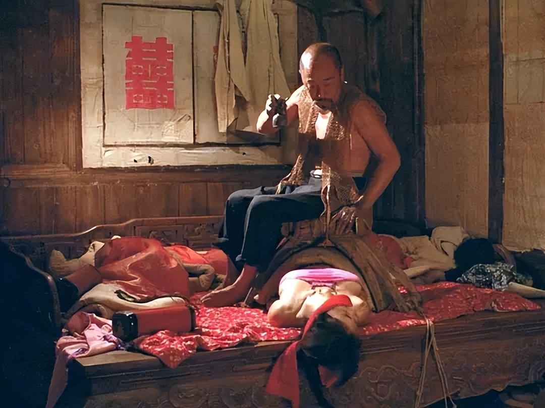 *窥偷**、*虐性**、不伦恋，这部90年代的电影戳破了压抑扭曲的人性欲望