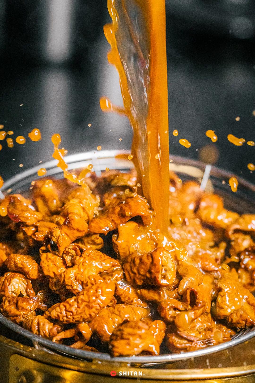 被套头了，「炸卤虎皮肥肠王」来了