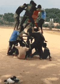 姑娘这么可爱竟然当保安，大叔都忍不住多看两眼，太屈才了: