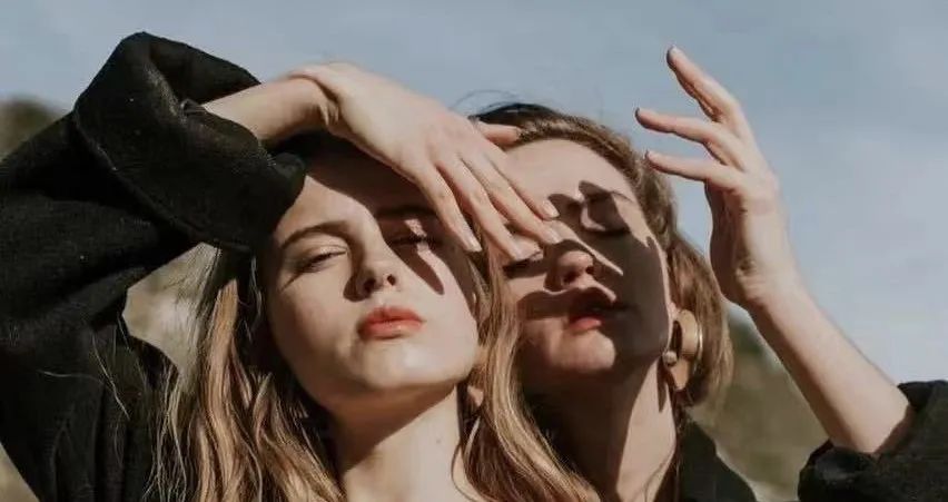 男t恤搭牛仔裤加皮带有哪些穿法,t恤配裤子的时髦穿法