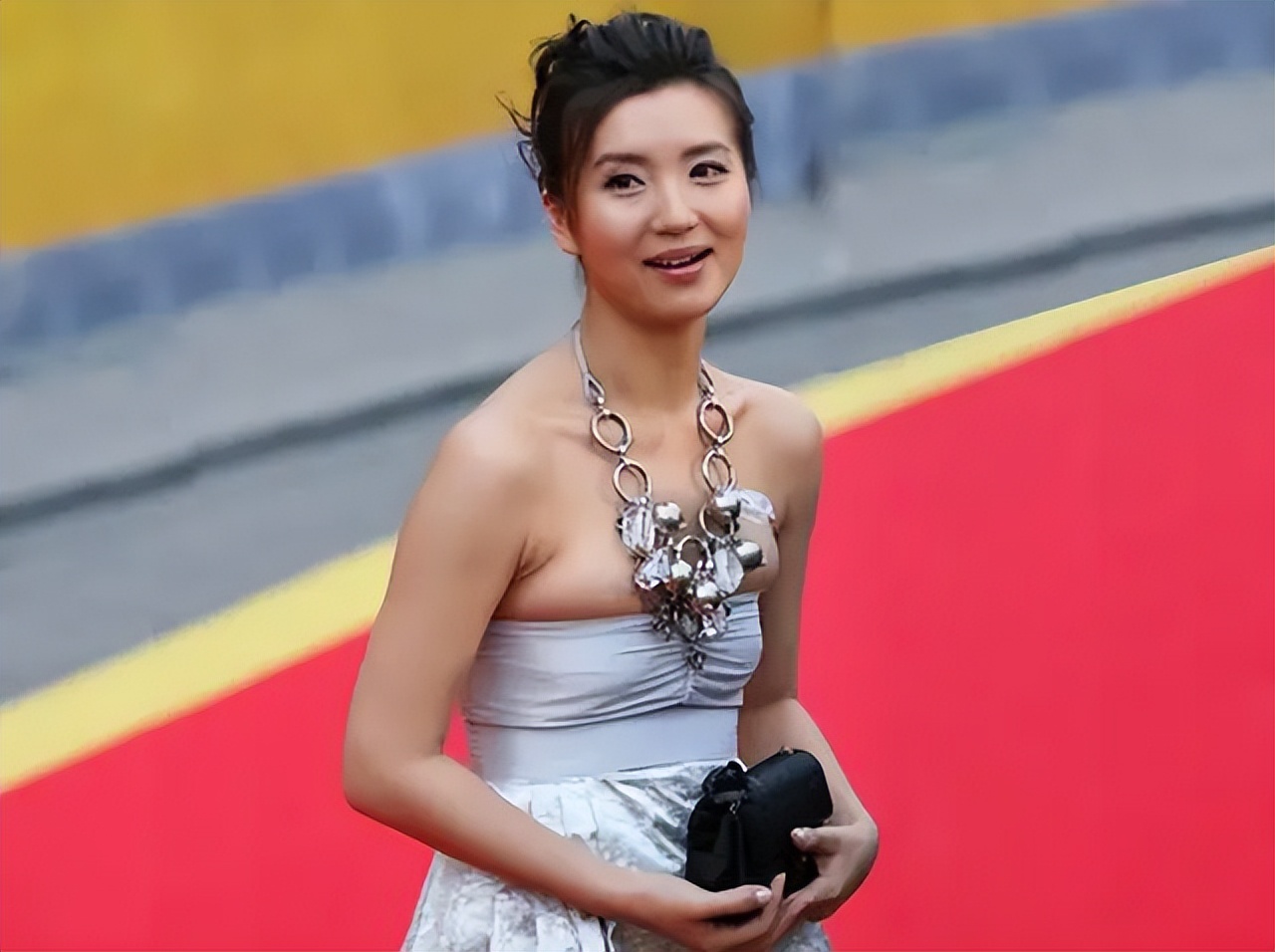 女明星红毯“尬历史”，一个比一个社死，恨不得没人认识她们