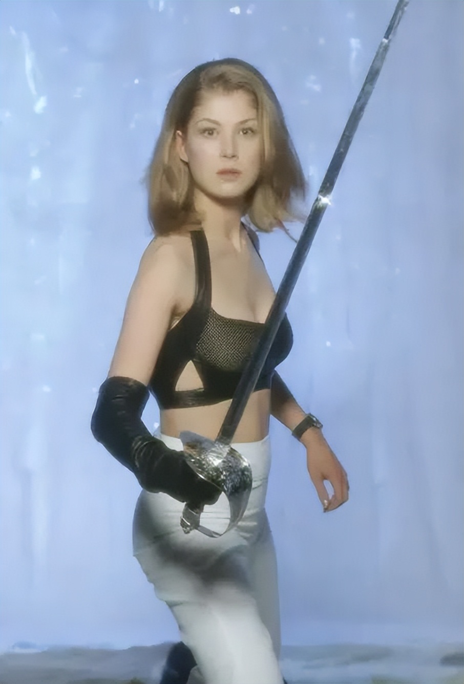 紧身制服别硬穿,曲线差异很明显,有的飒爽,有的是来搞笑的吧