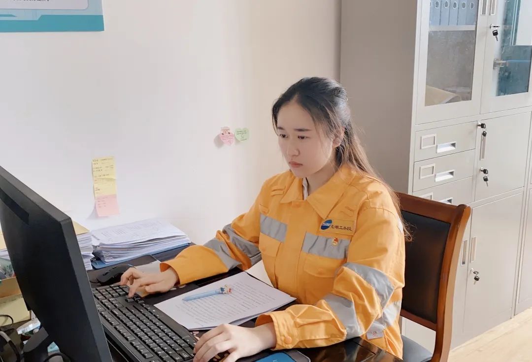 铁路人上班要全程录像,铁路人上下班穿搭差别