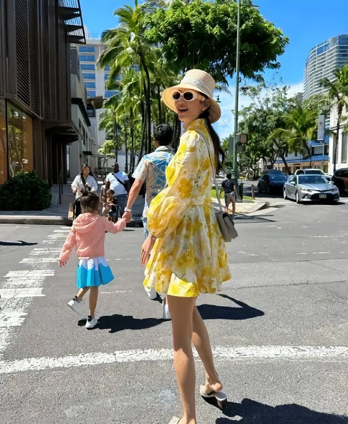 35岁女主持携父母定居美国，背20万包被指炫富，嫁富豪老公很幸福