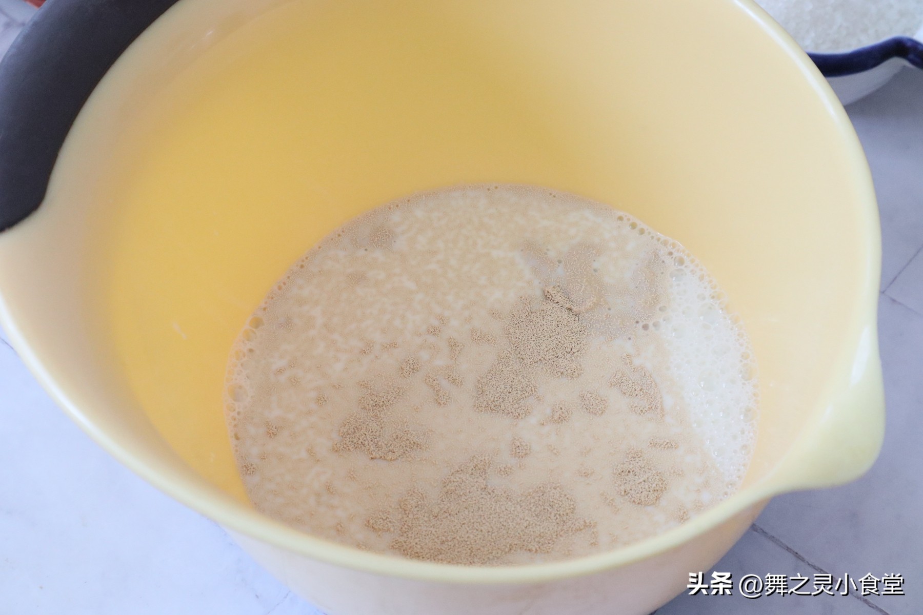 用牛奶和米粉做蛋糕,用米粉做蒸糕不加牛奶和鸡蛋