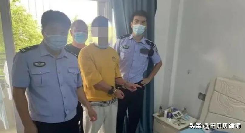 家被偷了监控视频,小夫妻被偷拍