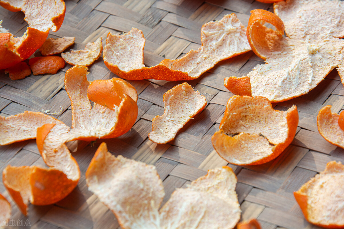 剥开的橘子皮别丢了，放在家里还有这4个妙用，用过的人都说好