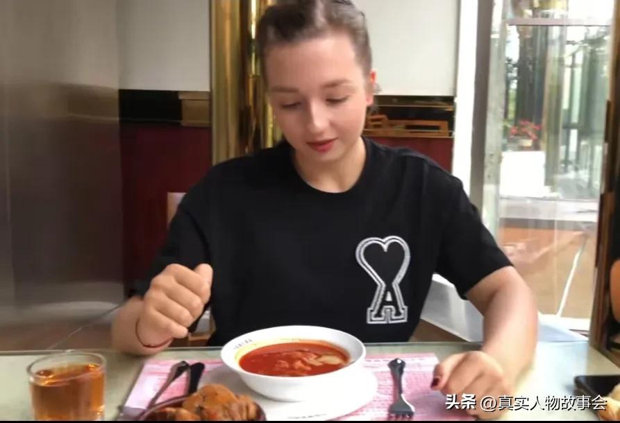 俄罗斯美女被误认为是英国人,俄罗斯族美女东北话