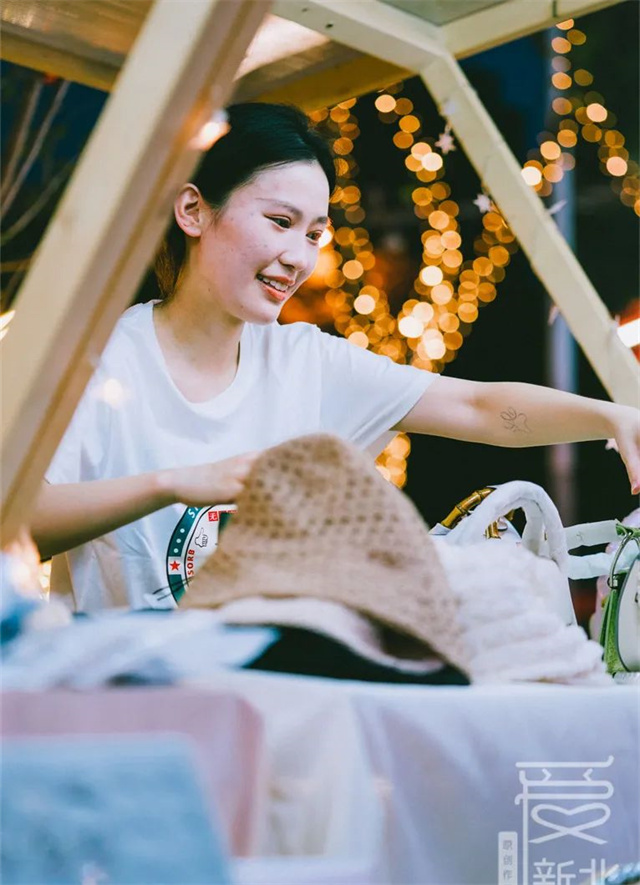 仲夏夜,逛“井井有条街·青年创业集市”,有生活有晚风也有故事……