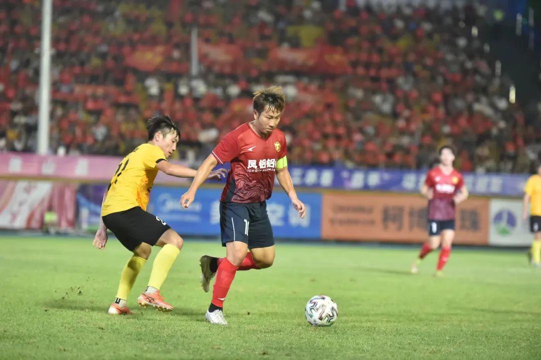 以赛会友，佛伽足球少年绿茵场上“秀脚法”