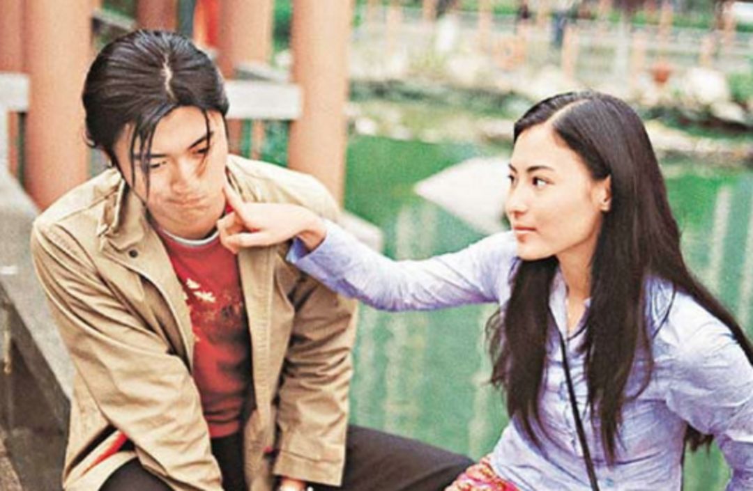 王菲谢霆锋机场公开亲密牵手,王菲谢霆锋机场牵手同框