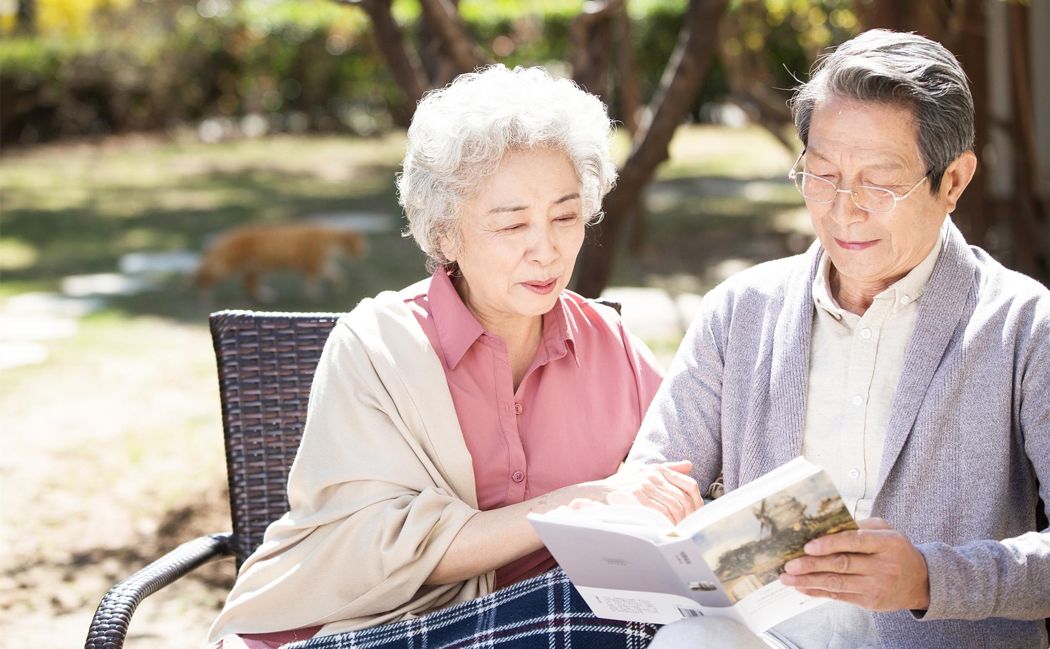 新婚第一天给婆婆洗脚后离婚,丈夫给坐月子妻子擦身体