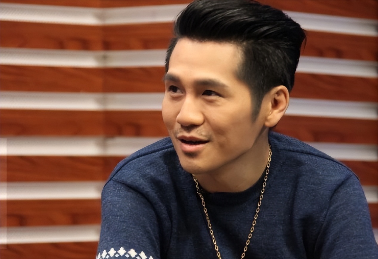 曹格晒旧图为女儿庆生,曹格女儿露脐装图片