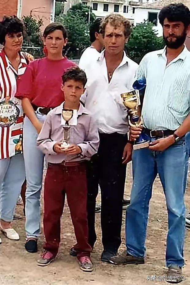 c罗年轻时独自一人踏上生涯之路,年轻的c罗就已成就世界级球员