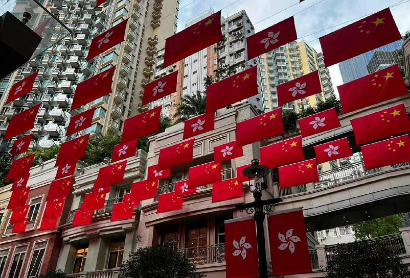 香港居民楼挂五星红旗图文,香港居民楼五星红旗