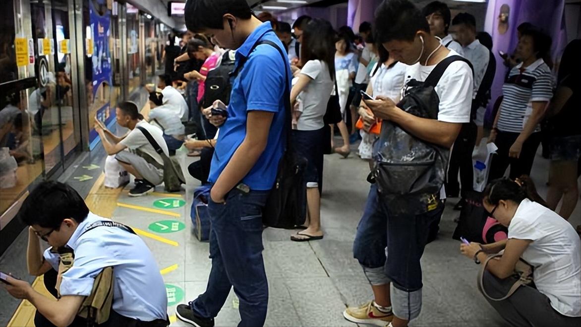 睡觉时手机放在枕头边辐射会致癌,晚上手机放枕边长时间辐射会致癌